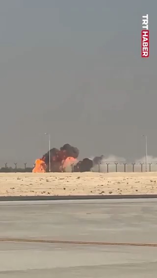Hindistan'a ait savaş uçağı, Dubai Havacılık Fuarı'nda gerçekleştirdiği gösteri uçuşu sırasında düştü.