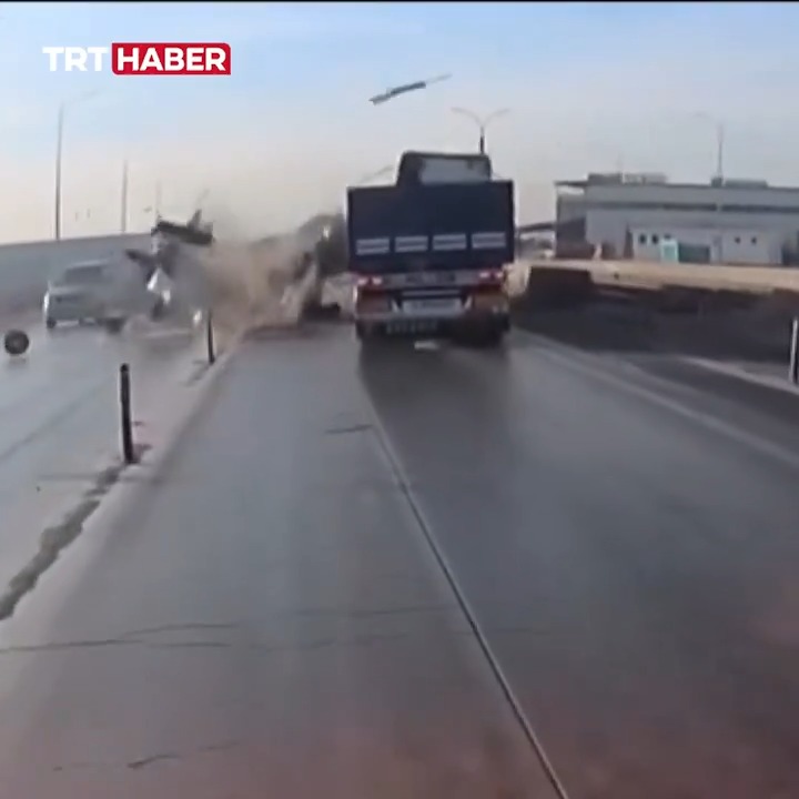 Konya'da hatalı sollama yapan ve kontrolden çıkan otomobil, tırla çarpıştı. Kazada 6 kişi yaralandı.