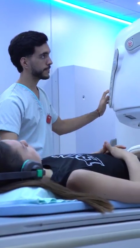 🤝 Estudiantes y DoctoRed, juntos por la salud de nuestros deportistas. Celebramos el convenio con la prestadora de salud que facilitará la cobertura médica a 150 deportistas del Club, reafirmando nuestro compromiso con el cuidado de quienes representan a la institución. Este acuerdo permite abordar la patología de forma integral, de manera tal de diagnosticar lesiones con resonancia magnéctica, radiografía y ecografía, y desarrollar rehabilitaciones desde la parte kinésica.