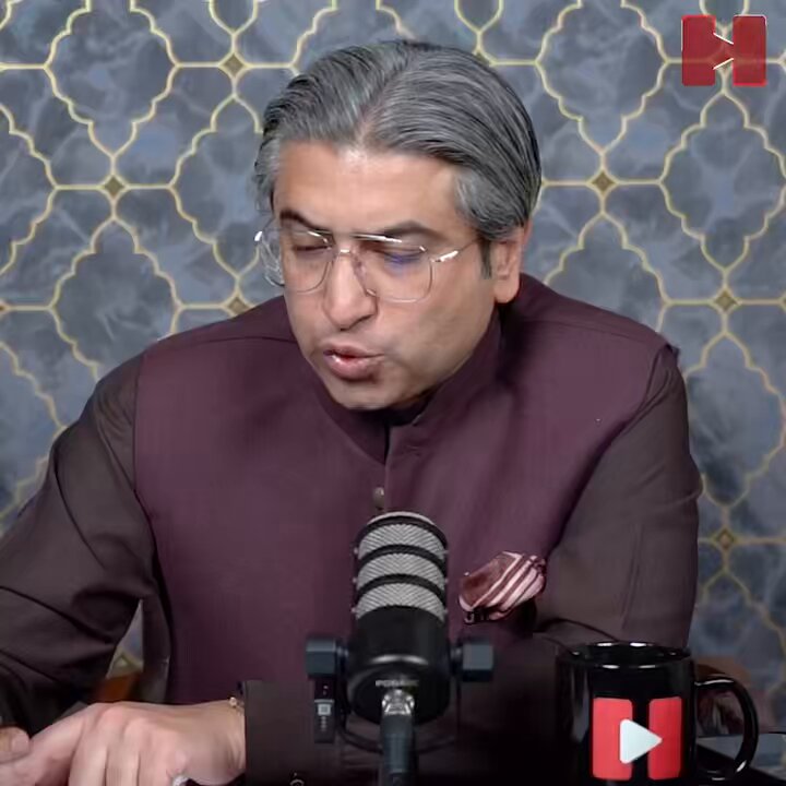 اب سہیل آفریدی نے وضاحتیں دینا شروع کر دی ہیں۔ آپ اس بات سے انکار نہیں کر سکتے کہ آپ کے ساتھ ایک سزا یافتہ مفرور مجرم کھڑا تھا۔سہیل آفریدی ایک مجرم کو سہولت کاری فراہم کر رہے ہیں۔یہ کیس اتنا ہلکا نہیں ہے اس میں آپ کی پکڑ ہو سکتی ہے۔