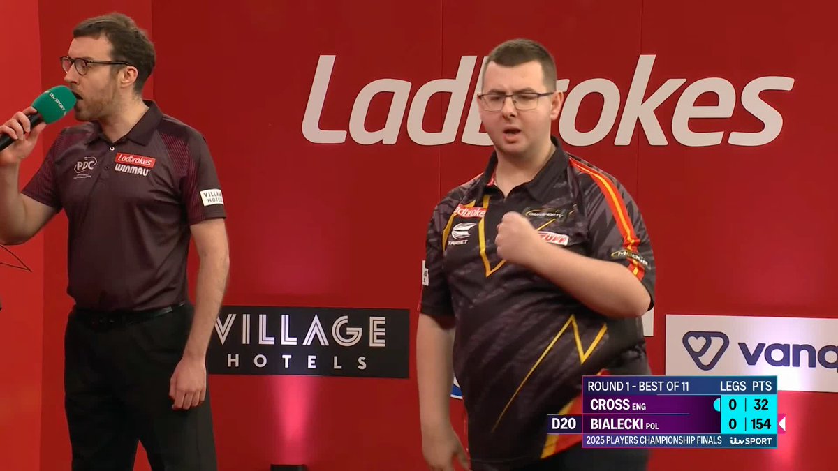 BOLT FROM THE BLUE! Sebastian Bialecki has taken out a whopping 154 checkout to take an early 1-0 lead against Rob Cross! 📺 #PCFinals | R1