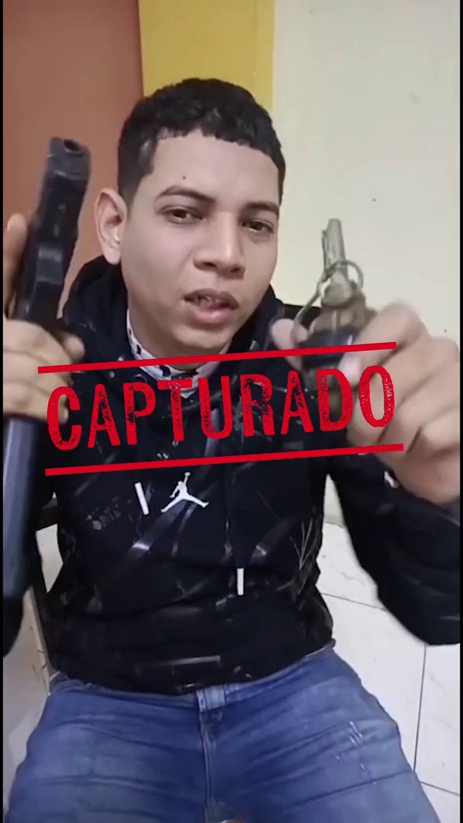 🚨 #Chimbote | La Policía Nacional del Perú capturó a alias Mamadeo, uno de los extorsionadores más buscados en Colombia. El extranjero cayó junto a los miembros de la facción del Tren de Aragua denominada Los Espartanos. Se les incautó explosivos, municiones, celulares y una moto.