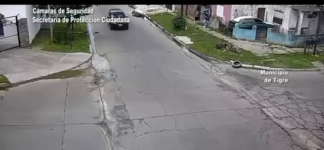 #Tigre UNA REPARTIDORA NO FRENÓ CON SU MOTO EN LA ESQUINA, FUE ATROPELLADA POR UNA CAMIONETA QUE TENÍA PRIORIDAD DE PASO Y SUFRIÓ FRACTURAS La mujer que trabaja como delivery fue chocada de lleno por una Ford EcoSport, salió despedida y cayó al piso. Resultó herida y la trasladaron al Hospital Magdalena V. de Martínez de General Pacheco. El conductor del vehículo fue sometido al control de alcoholemia y le dio negativo. El accidente ocurrió en Juan de Garay y Boquerón, en Don Torcuato.