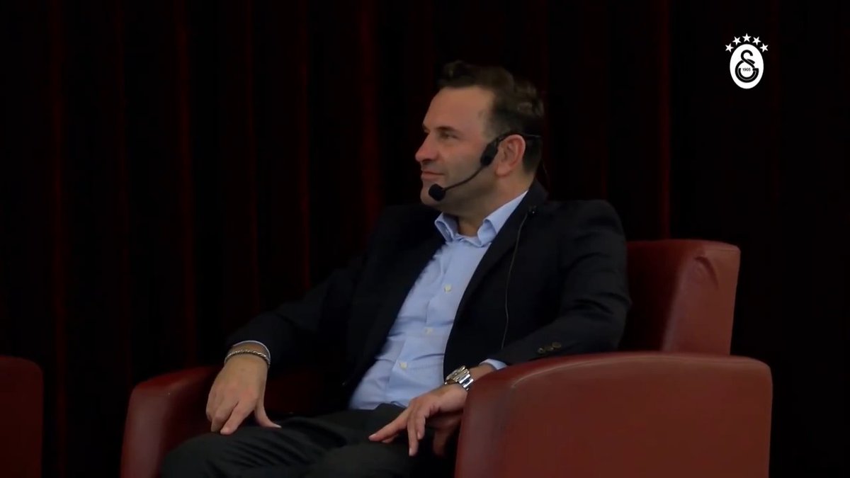 Soru: "25 yıldan beri ülkemize Avrupa kupası girmiyor..." Okan Buruk: "Mayıs ayından beri de şampiyon olmuyoruz (Gülerek). Yaz aylarında hep bu espri vardı. İnşallah tekrar Mayıs ayında bu şampiyonluğu yaşarız. Avrupa kupasının kazanma sürecini yaşayan biriyim. Tekrar bir Avrupa kupası kazanmak, tabii ki bunu baştan hayal etmemiz gerekiyor. Katıldığınız her turnuvada bunu hayal etmek çok önemli. Yine hayal ediyoruz. Galatasaray'ın tekrar Avrupa'da kazanmasını hayal ediyoruz. Futbolcu olarak yaşadım, teknik adam olarak da inşallah yaşarım..."