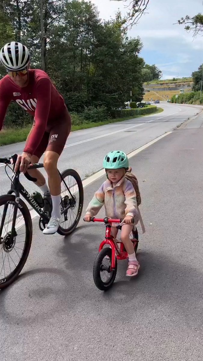 The wholesome content we needed this week 🥹❤️ Video from @marcus___svensson via Instagram #family #bikerides #specializedbikes #kidsbike #cycling
