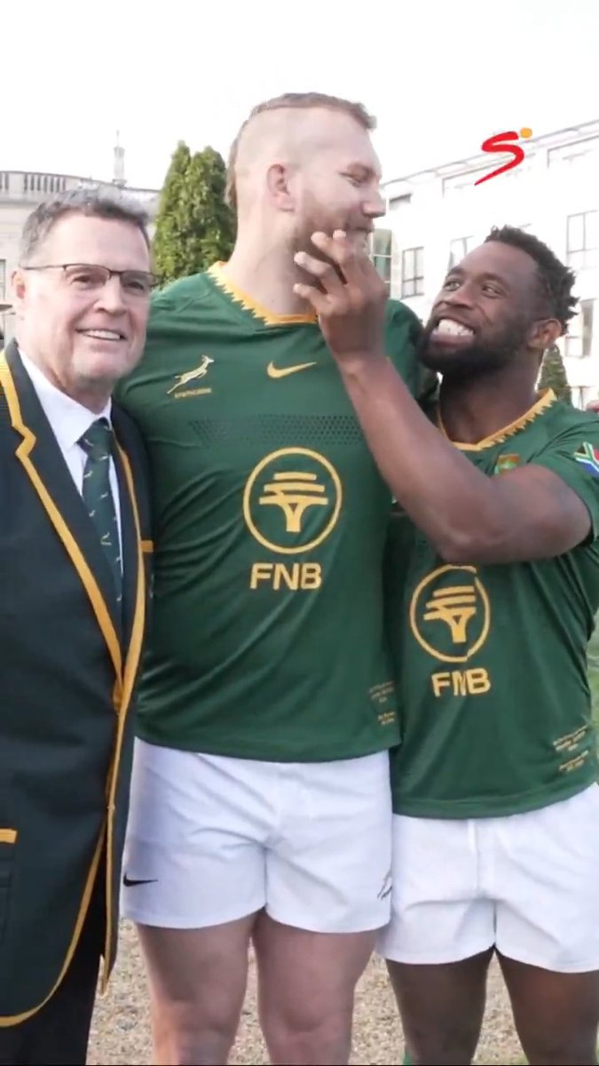 It might be freezing in Dublin.. But the Springbok vibes at the team photo were all warm and fuzzy 🫂🇿🇦 50 up for RG and he's earned the right to be naughty 😂 #SSRugby | #QuilterNS