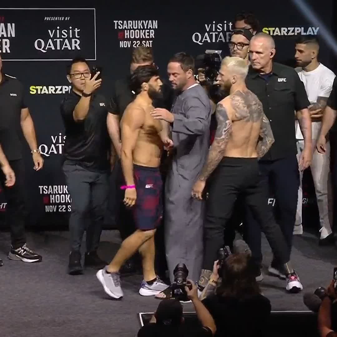 Arman Tsarukyan met un coup de tête à Dan Hooker !! 😡 Le combat s’annonce très chaud. 🍿 #UFCQatar