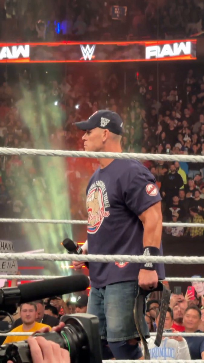 Gracias, Cena. Gracias, Cena. Gracias, Cena. No podemos parar de repetirlo. Y más tras el #WWERAW de este lunes 🥲