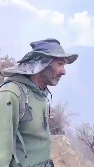 از دیروز ده‌ها بار این ویدیو را دیده‌ام و هر بار قلبم بیشتر آتش میگیرد. واقعا «چقدر ما تنهاییم!»... زندگی‌هایمان خاکستر شده و دیگر کاری از دستمان ساخته نیست... پنداری این مرد، همه ماییم که جان به لب ایستاده‌ایم به تماشای سوختن ایران جان...