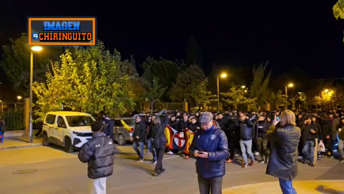 🏟️ Comienza la Marcha Granota de los aficionados del Levante camino a Mestalla... 👀 ... con gritos de "Peter (Lim) quédate". 📹 Germán Muñoz