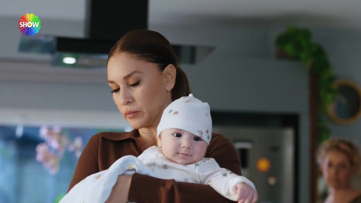 “Bu kız iyice havalara girdi kendi çocuğu gibi, benim çocuğumu şapur şupur öpmesin!” #KızılcıkŞerbeti yeni bölümüyle @showtv’de. @goldyapim