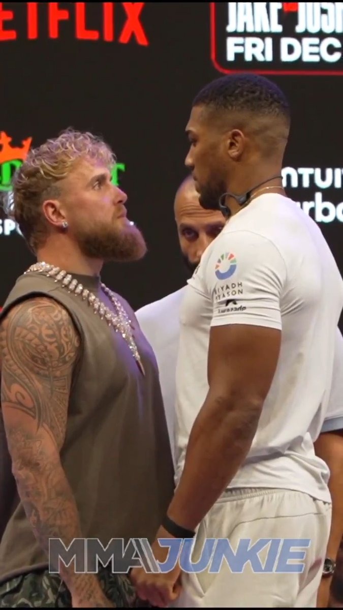 Anthony Joshua towers over Jake Paul in the first faceoff for their boxing match on Netflix 😳 #JakeJoshua