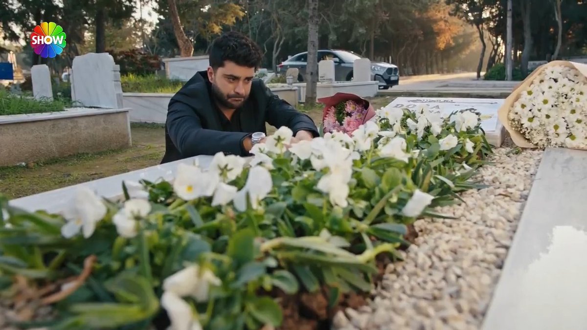“Sensizlik ne zor işmiş…” Fatih, Doğa’nın mezarında. 😔 #KızılcıkŞerbeti yeni bölümüyle @showtv’de. @goldyapim