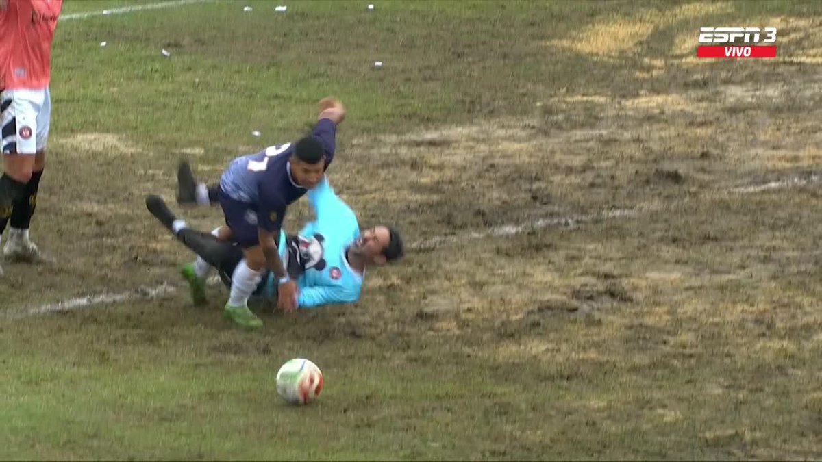 ¡¡EL LAUCHA LUCCHETTI DEJÓ LA VIDA EN EL BARRO Y SE COMIÓ UN PATADÓN EN LOS CUARTOS DE FINAL DE LA COPA POTRERO!! 📺 Mirá la #CopaPotrero en el Plan Premium de #DisneyPlus y el canal de YouTube de ESPN Fans