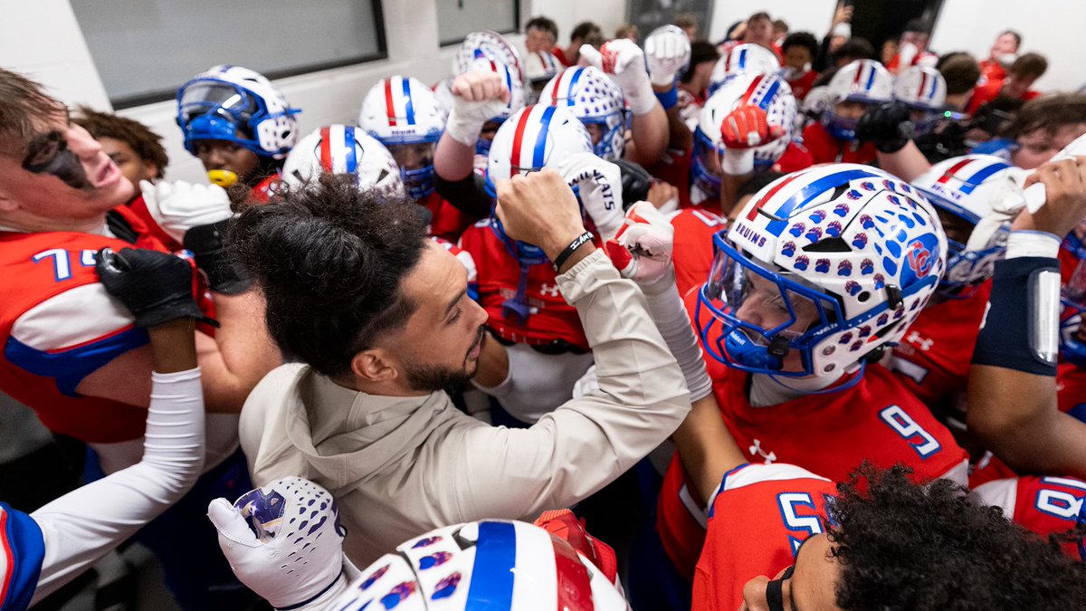 "The fact that a guy like you is taking the time to come talk to high school kids — it doesn't get any better than that." 🌴Talanoa Hufanga🌴 & some of his teammates showed up at Dave Logan's HS football playoff game 👏