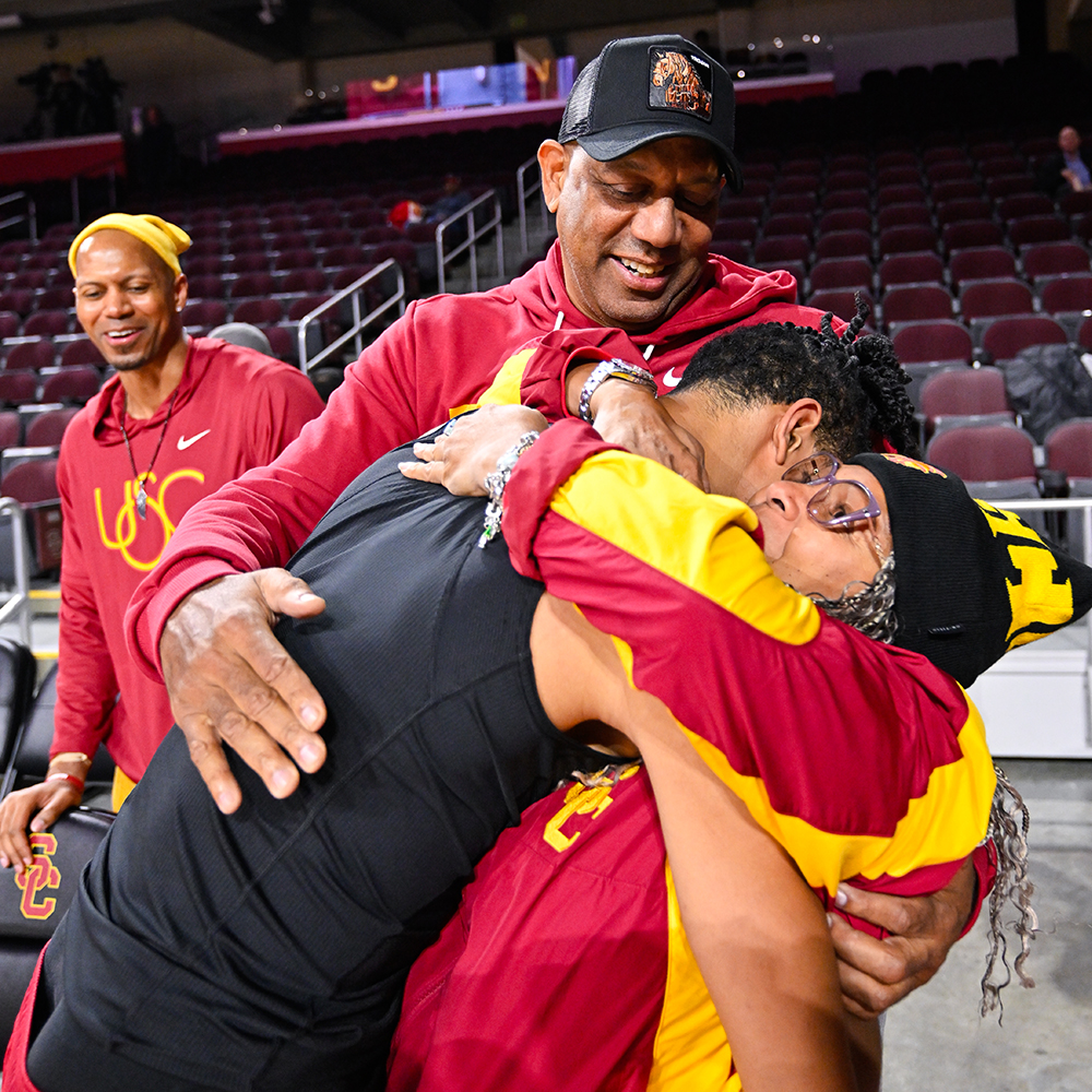 "Te amo, mamá" ❤️💛 Chad Baker-Mazara scored a career-high after his parents flew all the way from the Dominican Republic to surprise him!