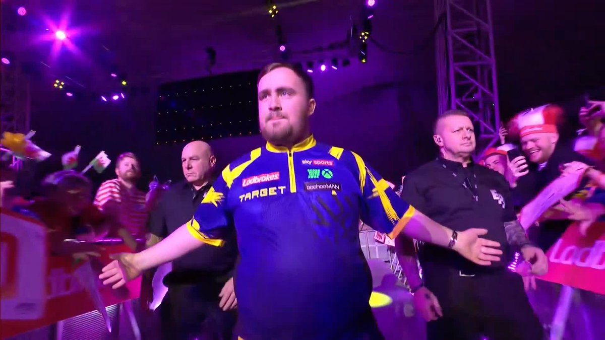 Luke Littler walks to the stage as the world number one for the first time! 📺 #PCFinals | R1
