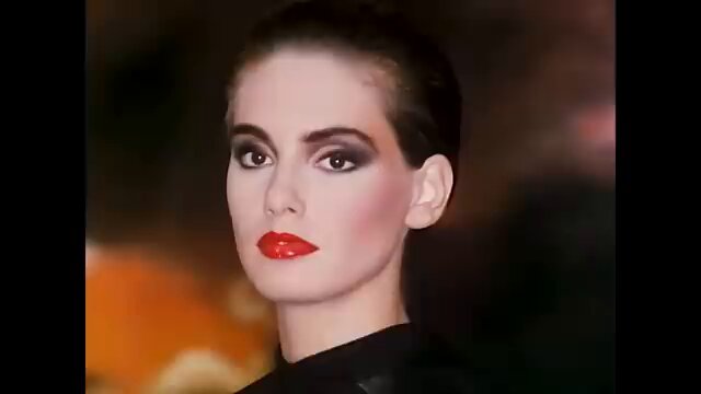 Robert Palmer 🎩🪄 Addicted to Love (1986) His iconic video features the "Palmer Girls," the models/musicians Kathy Davies, Mak Gilchrist, Patty Kelly, Julia Bolino, and Lisa Brunette. All styled in the famous slick-back hair and black dresses. #HappyWeekend