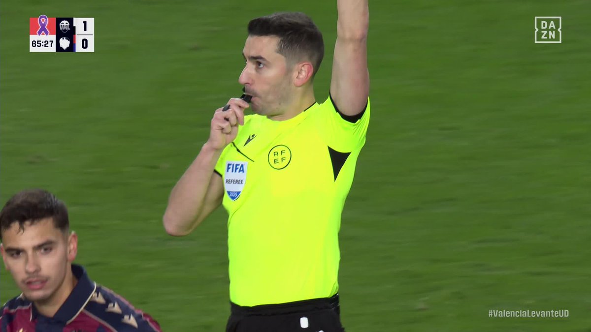El gol anulado al Valencia por fuera de juego 📺 El árbitro fue avisado por el VAR y anuló el tanto de Diego López #LALIGAenDAZN ⚽️