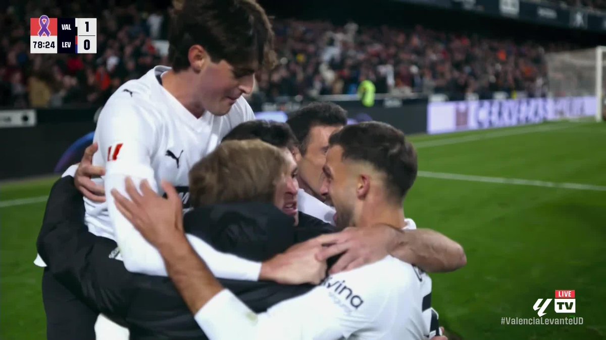 In the Derbi del Turia between Valencia and Levante, Hugo Duro has just pulled off THIS bicycle kick to win them the game with 10 minutes to go… Wow 👏🤩