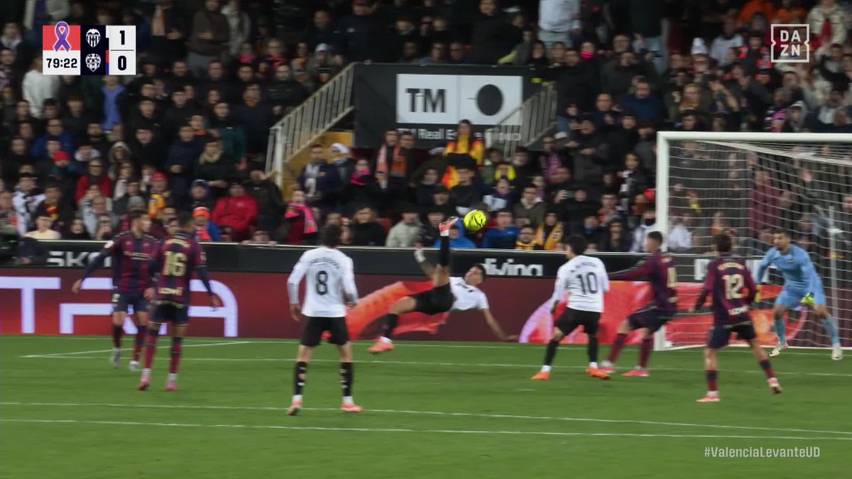 No puedes meter ese golazo en un derbi y hacer esa celebración de mierda y sin carisma.