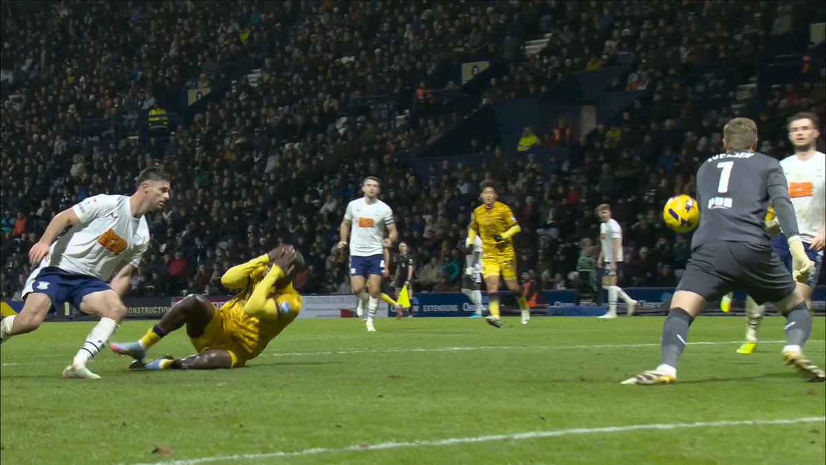 Makhtar Gueye was robbed of a goal of the season contender here. Beautiful touch, lovely second touch. Then he gets assaulted.. 🫣