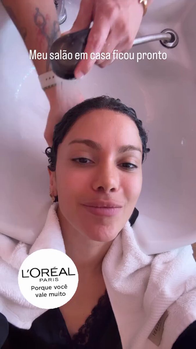 BABADO! Anitta via Instagram Stories tranquilíssima, no salão de beleza da sua casa.