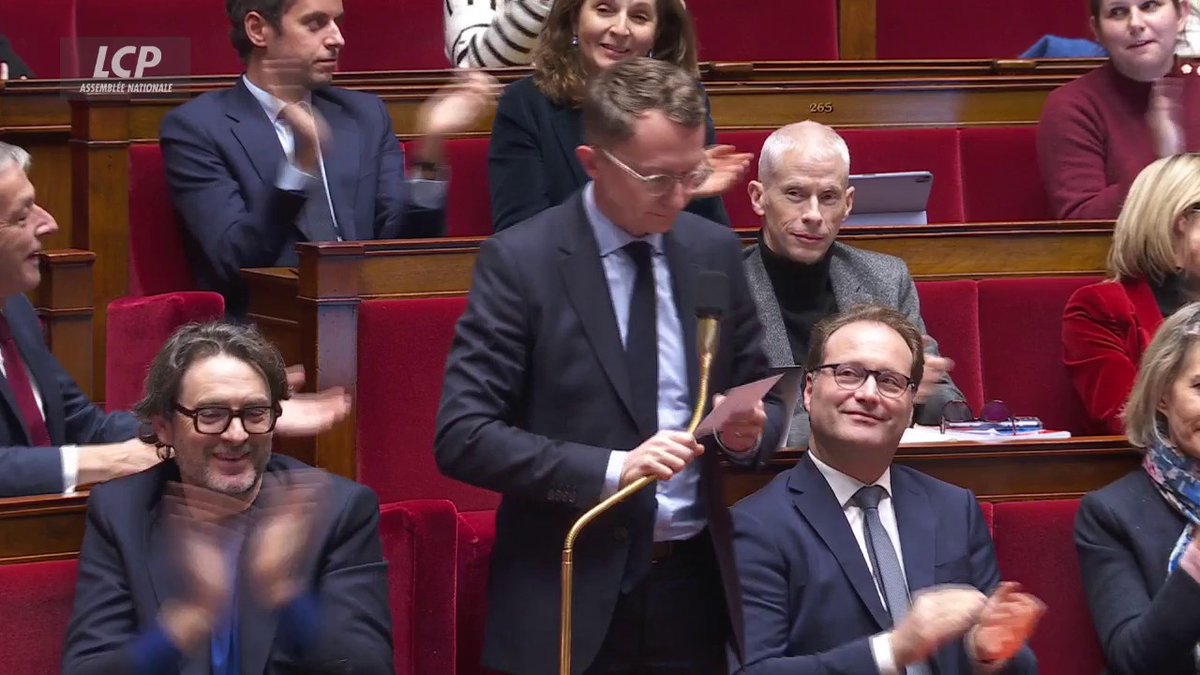 "Avant de commencer, je voudrais corriger une des erreurs qu'a faites M. Tanguy. Ce n'est pas 'Ursula rends l'argent', mais 'Marine Le Pen rends l'argent'", lance Paul Midy (EPR). #DirectAN #Budget2026
