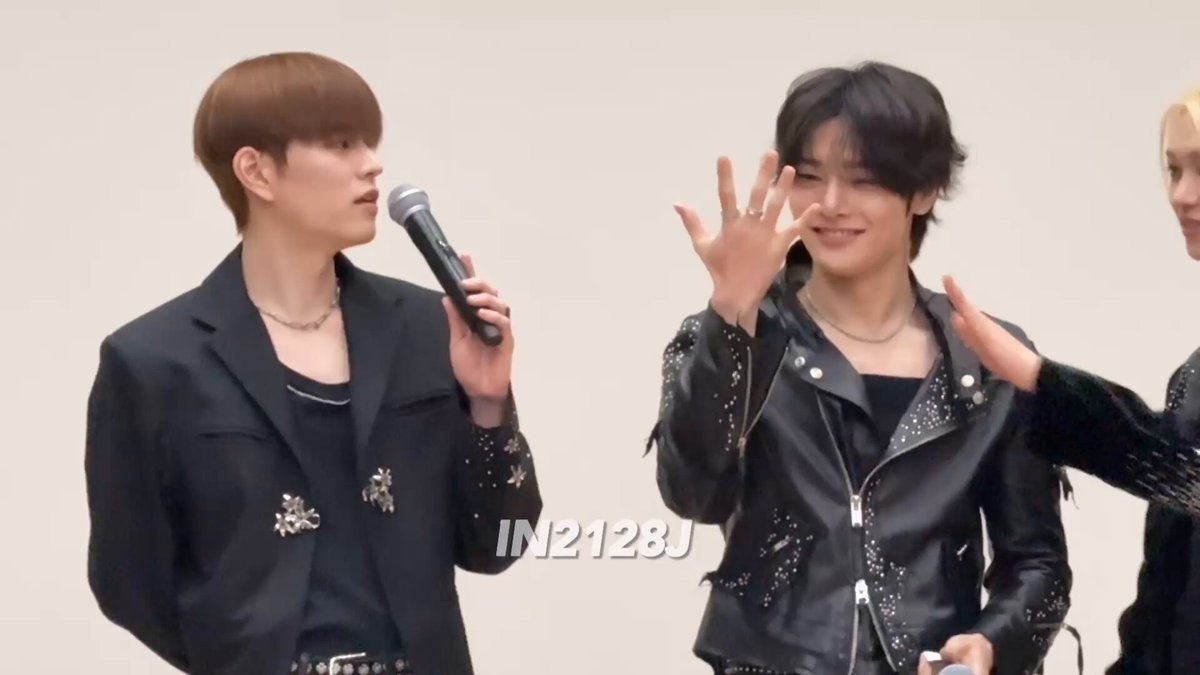 minlix comparing hand sizes with jeongin 😵‍💫
