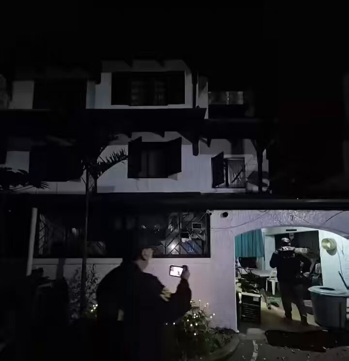 Sinalakay ng NBI-OTCD ang isang bahay sa Quezon City para ihain ang arrest warrant laban sa isang personalidad na iniugnay sa maanomalyang flood-control projects. (Courtesy: NBI OTCD) | via zyann ambrosio
