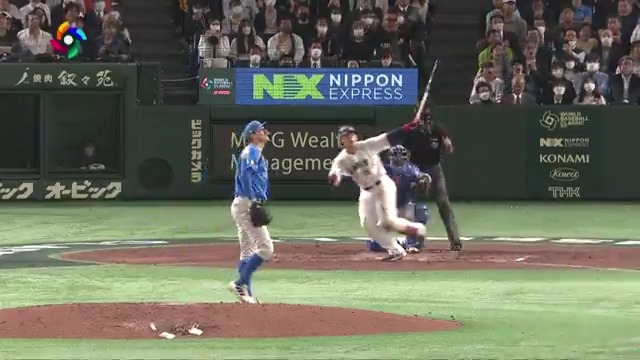 長年主砲として読売ジャイアンツを牽引した #岡本和真 が、今年のメジャーのFA市場で最も注目されるフリーエージェントの一人となっています🔥 2023年ワールド・ベースボール・クラシックでの日本代表としての象徴的な一幕を覚えていますか？💥 国際舞台でパワーを示した一発となりました✨