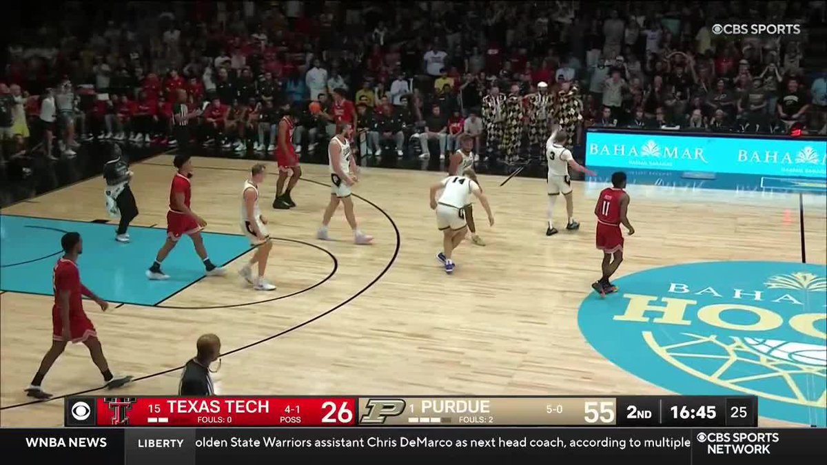 Braden Smith behind the back dish. Oscar Cluff with the slam. Purdue Men's Basketball is ROLLIN' 🔥