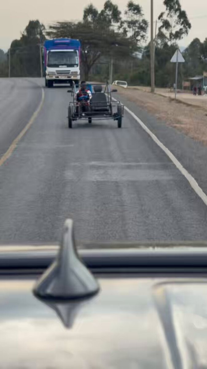 On my way to Nairobi. I met this Kenyan who has decided to make his own car. Fantabulous 😃😂👍. With this kind of brains we should be an industrial giant the problem is corruption, institutional weakness and lack of access to capital. Kudos my guy whoever you are.