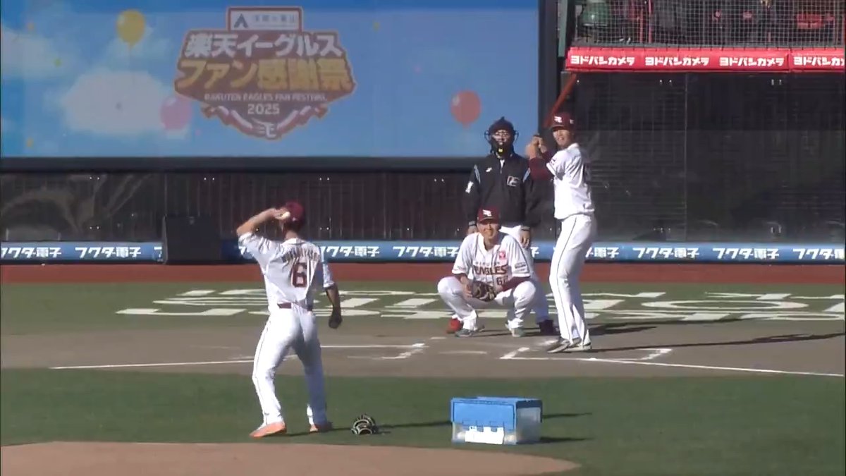 変な紅白戦で 東北楽天 #村林一輝 選手が投手に👀 見事打たれるも、左投げでしっかり抑える🤣 #RakutenEagles #楽天イーグルスファン感謝祭2025 👇ライブ配信はこちら