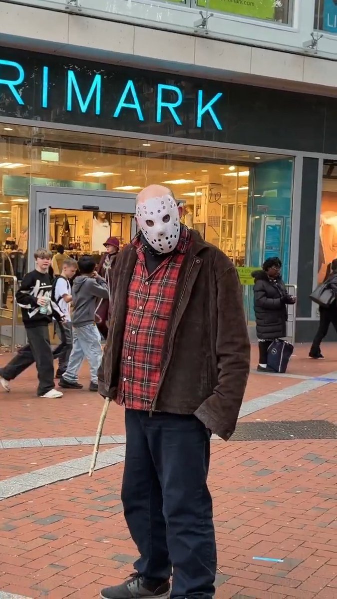 Machete Man walks into kids park in Reading