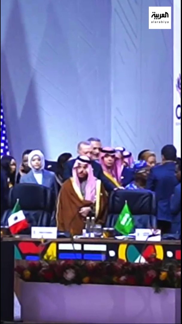 تحية وحديث ودي بين الرئيس التركي #أردوغان ووزير الخارجية السعودي الأمير #فيصل_بن_فرحان لحظة دخولهما قاعة قمة G20 في #جوهانسبيرغ عبر: هاني الصفيان