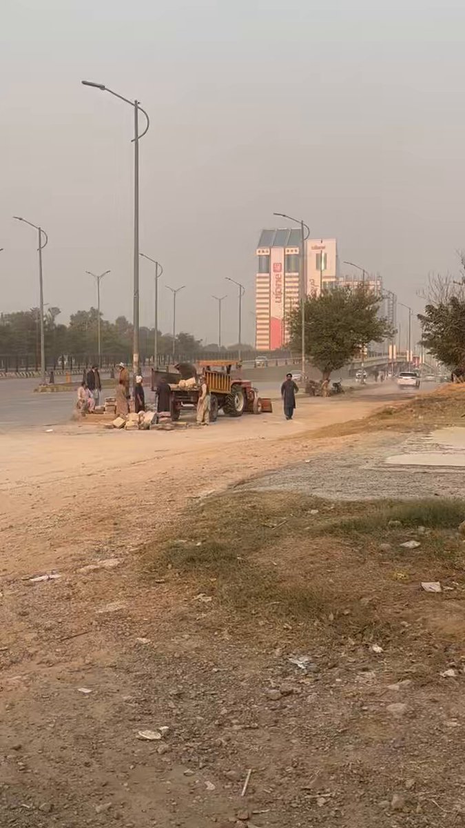 آج اس طرف آنا ہوا تو دیکھ کر اچھا لگا کہ سی ڈی اے نے اس اہم سروس روڈ پر کام شروع کر دیا ہے جو بلیو ایریا کا commercial hub ہے۔۔ امید ہے یہ روڈ اچھا اور معیاری بنے گا اور چند سال نکال جائے گا۔ محض وقتی کاروائی نہیں ہوگی۔ بہرحال شکریہ ہماری چھوٹی چھوٹی خوشیوں کا خیال رکھنے کا۔ Capital Development Authority - CDA, Islamabad Muhammad Ali Randhawa Shehbaz Sharif Mohsin Naqvi