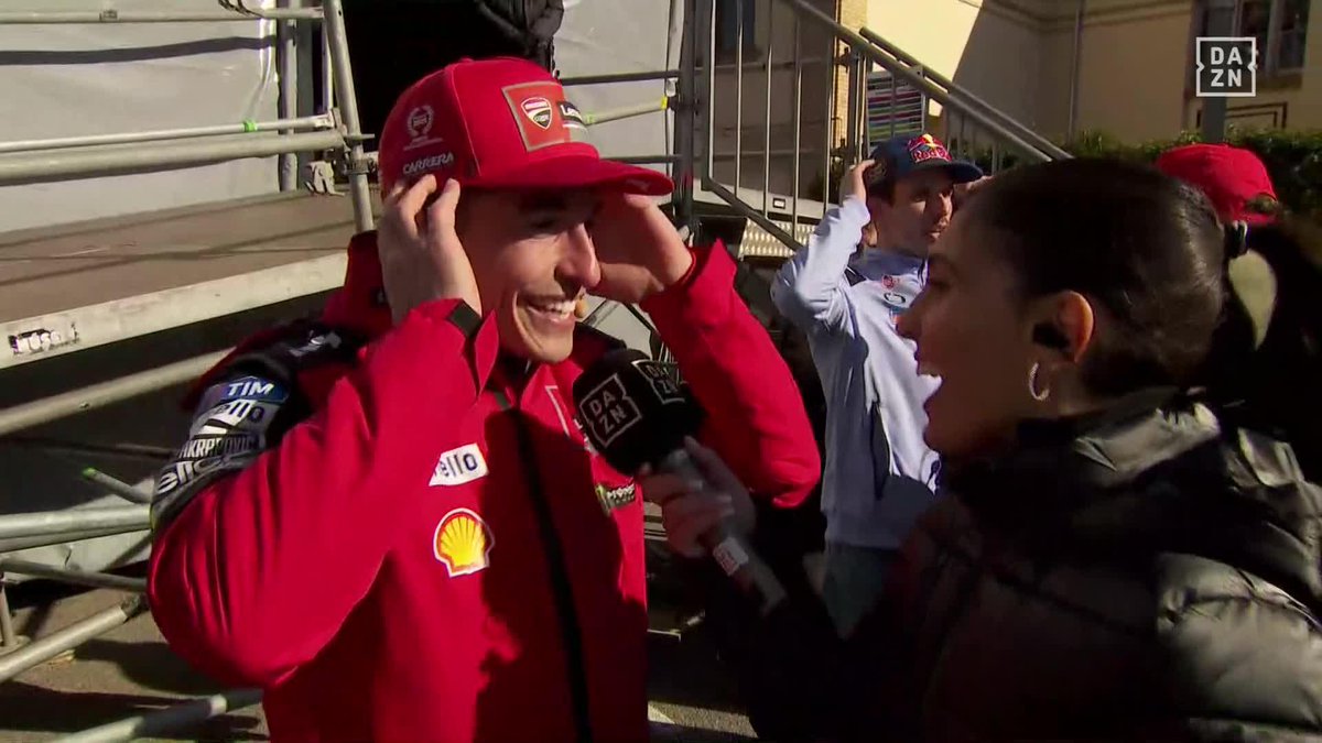 El MOMENTAZO de Marc Márquez llevándole la gorra a Álex 😂😂 Puedes ver la retransmisión GRATIS aquí