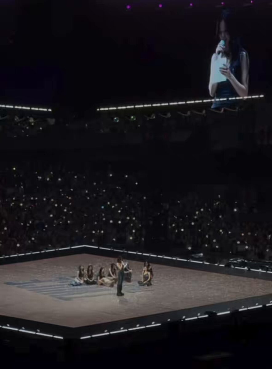 tzuyu giving her speech and the members were sitting to listen on her i'm crying 😭😭😭