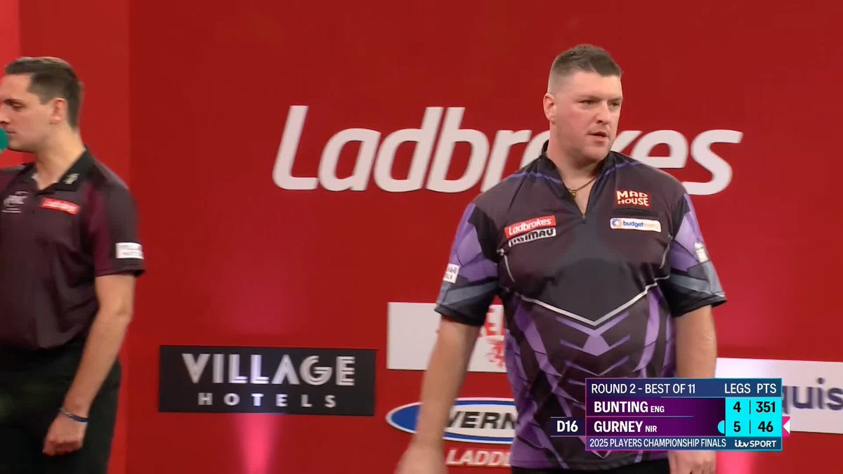 GURNEY SINKS BUNTING! Daryl Gurney capitalises on an off-colour doubling display from Stephen Bunting to win 6-4 and advance to Round Three! Next up: Peter Wright v James Wade 📺 #PCFinals | R2