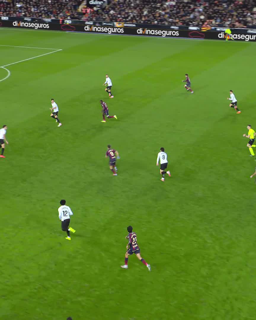 A Carlos le han tomado la medida muchos equipos y es una de las razones por las que no creamos nada arriba. Los pases que siempre ve y en segunda entraban, aquí no llegan. Las conducciones que intenta, o se la quitan o le pegan un palo.