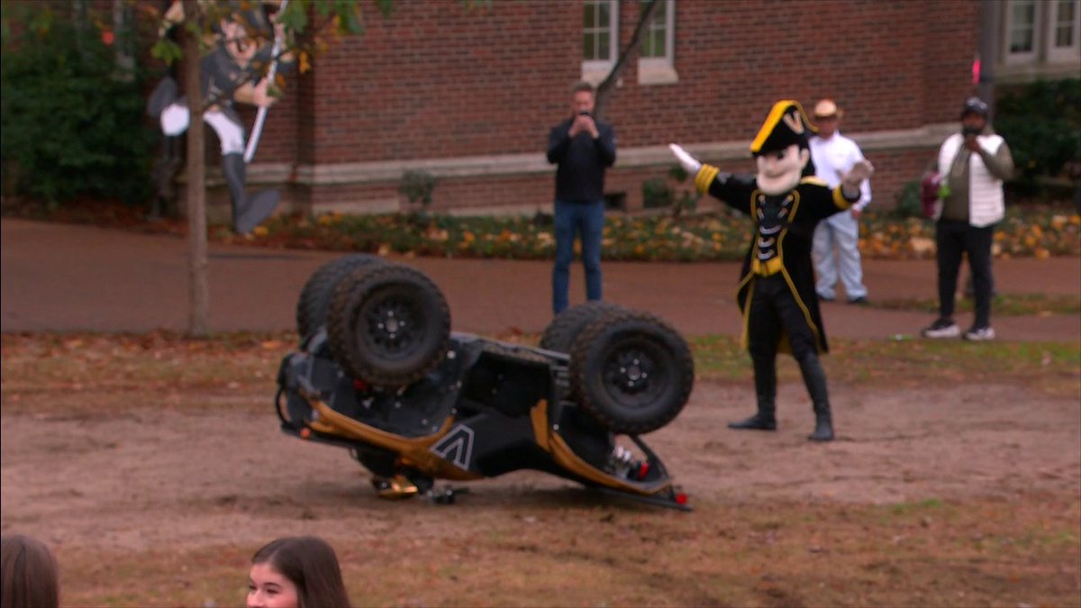 Mr. Commodore took a tumble. What a way to start the show 😂 Marty Smith | Ryan McGee
