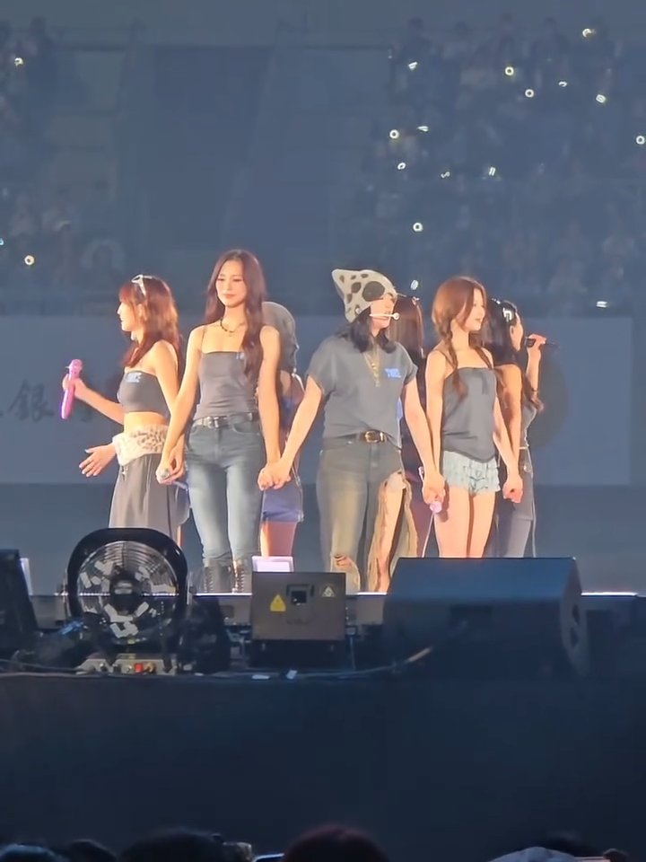 TWICE taking a bow after their first ever concert in Tzuyu's hometown Kaohsiung, Taiwan in 10 years!