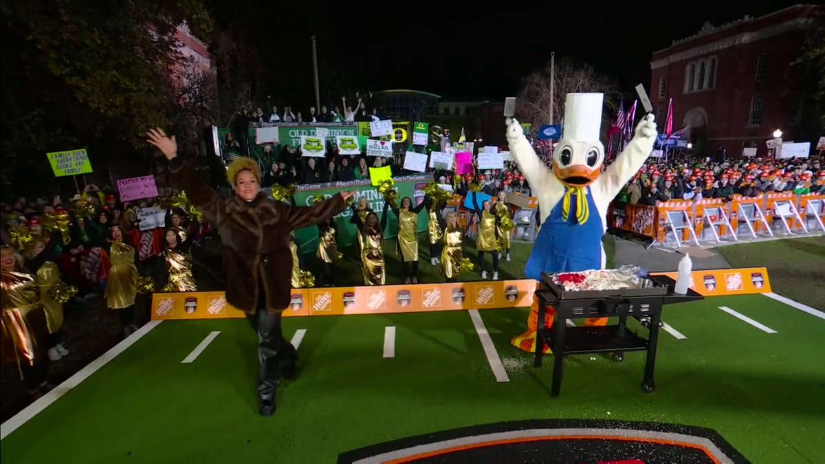 What a catch from jess sims 👏 The Duck and Jess are always cookin' up some fun when they're together 🤣