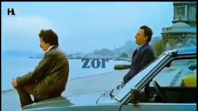 "O kadar dolaştık, hiç gülen bir insan gördük mü? En iyisi sen beni bırak, gülmeyi unutmuş şu milletin derdine çare bul. Bu kadar ağlayan varken bir ben gülmüşüm ne çıkar?" — Gülen Adam (1990)