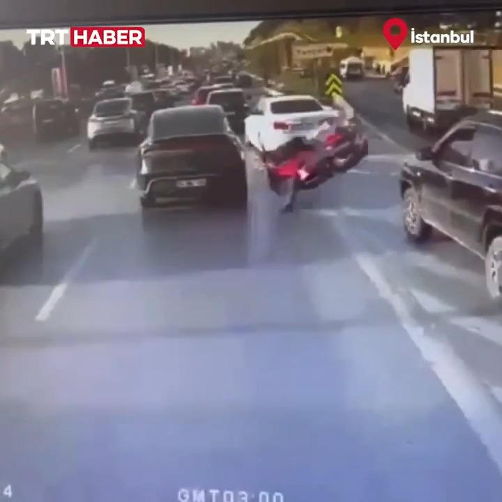 İstanbul'da bir motosiklet sürücüsü iki aracın arasından geçmeye çalıştığı sırada önündeki otomobile çarptı.