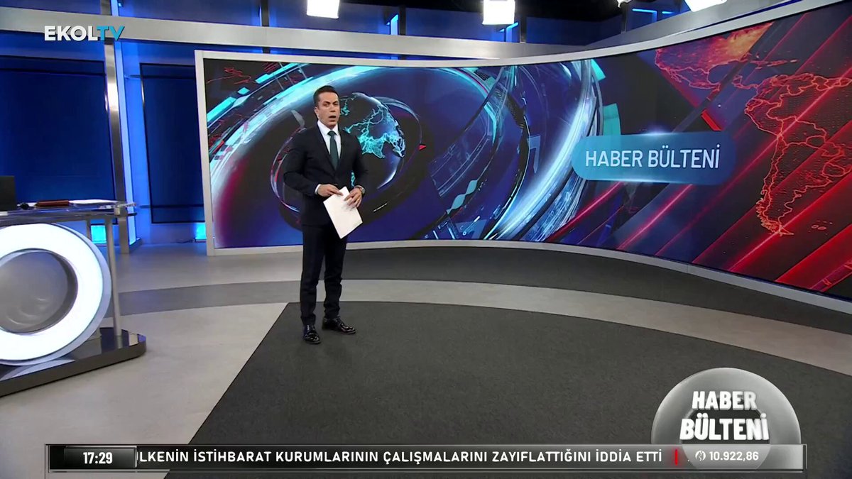 “Şimdi Ben Onun Mezarına Çiçek Alacağım” Ankara’da yakıtı biten aracını iterken tırın çarpması sonucu hayatını kaybeden 24 yaşındaki Kürşat Kıyaklı’nın yakın arkadaşı, şarkıcı Begüm Polat: "O gün bana sürpriz yapacağını, çiçek alacağını söylemişti. Şimdi ben onun mezarına çiçek alacağım." #EkolTV