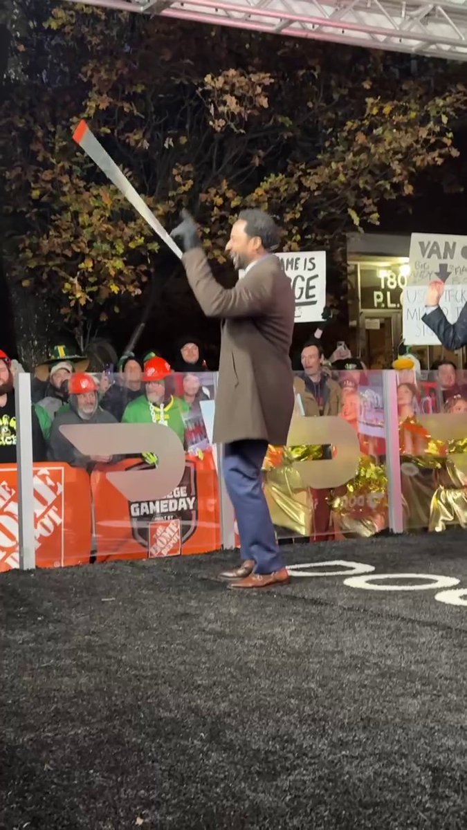 .Pat McAfee and Desmond Howard conducting the Oregon band from the set 🔥
