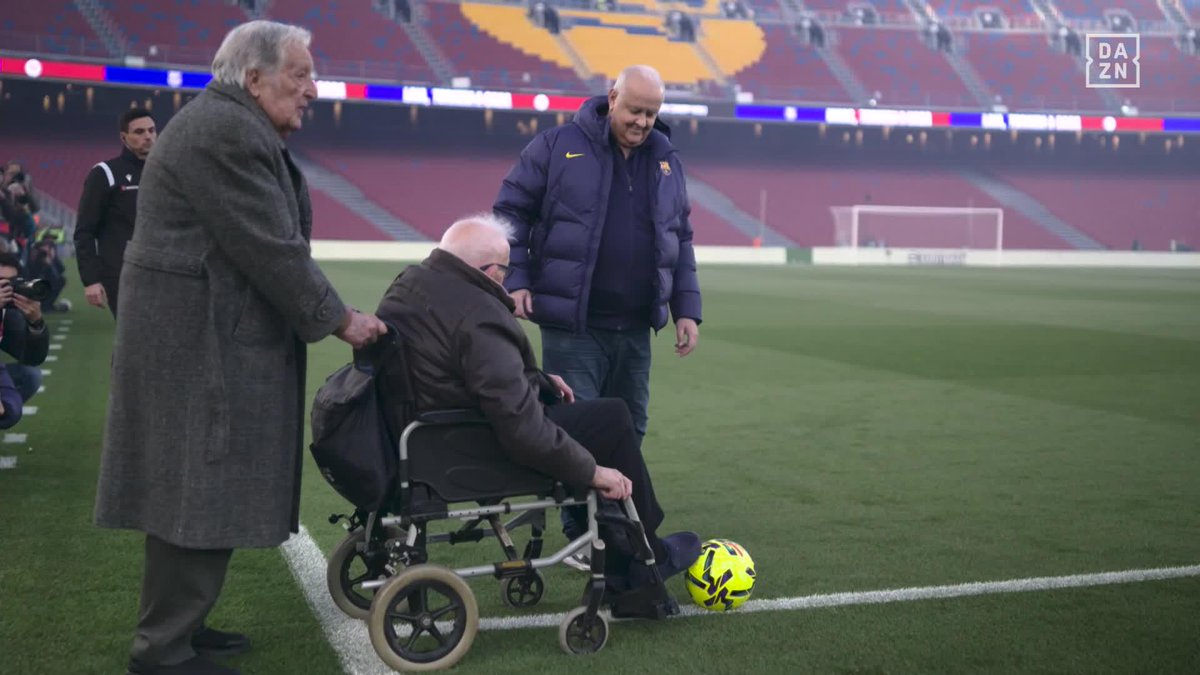 ¡QUÉ MOMENTO MÁS EMOTIVO! 🥹🥹🥹🥹 El momento en el que el socio número 6 del FC Barcelona realizó el saque de honor en el Camp Nou #LALIGAenDAZN ⚽️