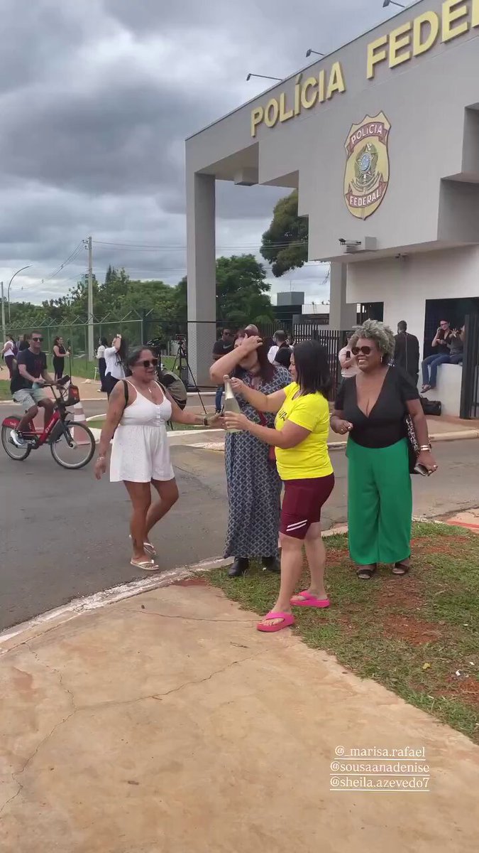 🇧🇷 Manifestantes comemoram prisão de Jair Bolsonaro estourando champagne em frente à Superintendência da Polícia Federal, onde está preso o ex-presidente.